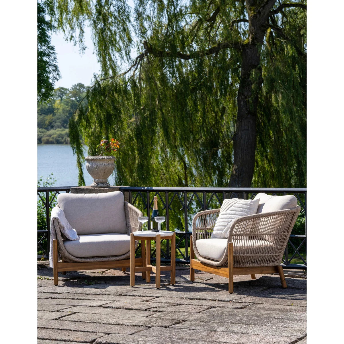 Fauteuils en osier beige rembourrés à cadre en bois, table d’appoint en acacia et terrazzo naturel ø37x46 cm
