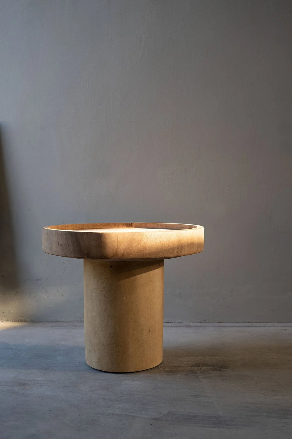 Table d’appoint en bois de suar naturel avec plateau carré de 60x60 cm