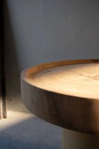Table d’appoint en bois de Suar naturel 60x60 cm avec plateau rond et rebord surélevé
