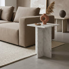 Table d’appoint carrée en marbre blanc veiné sculptural, 35 cm