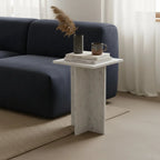 Table d’appoint carrée en marbre blanc veiné sculptural 35 cm