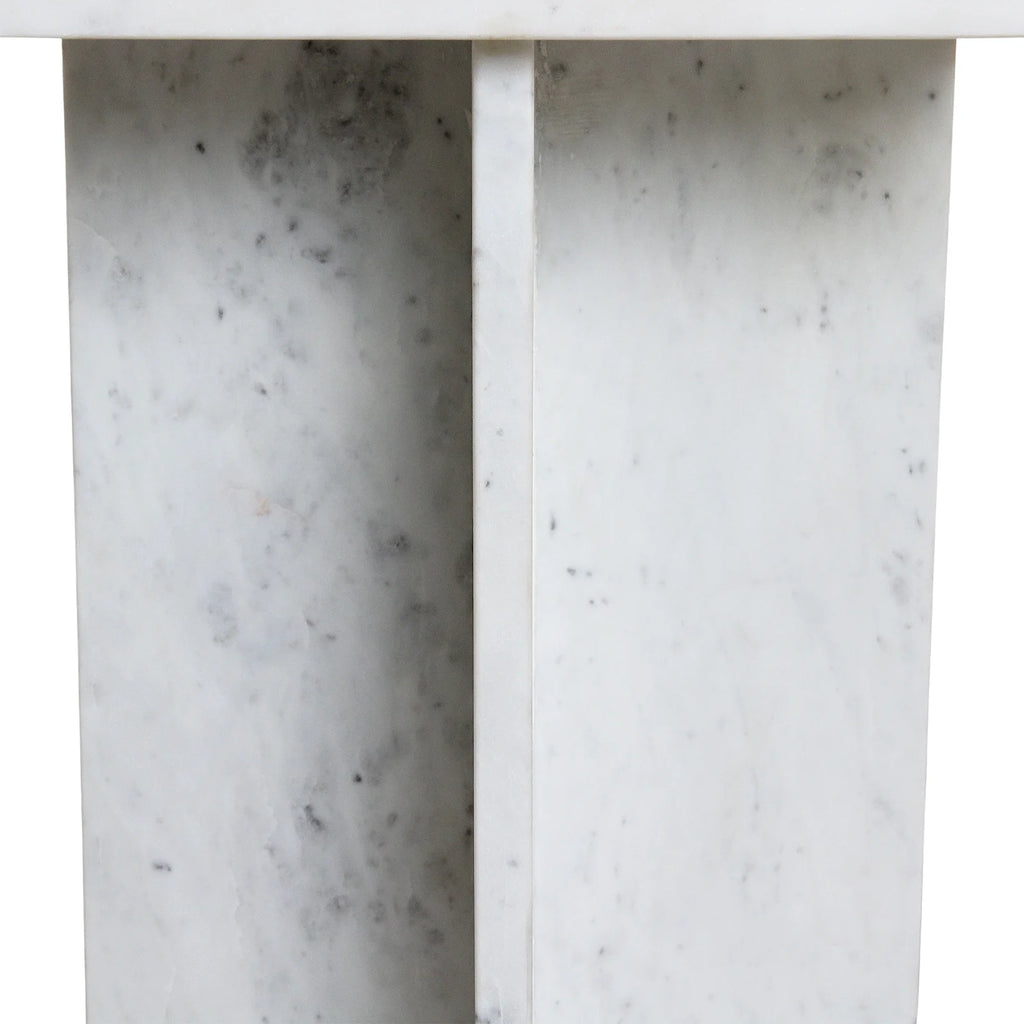 Cheminée en marbre blanc veiné gris subtil, 35 cm
