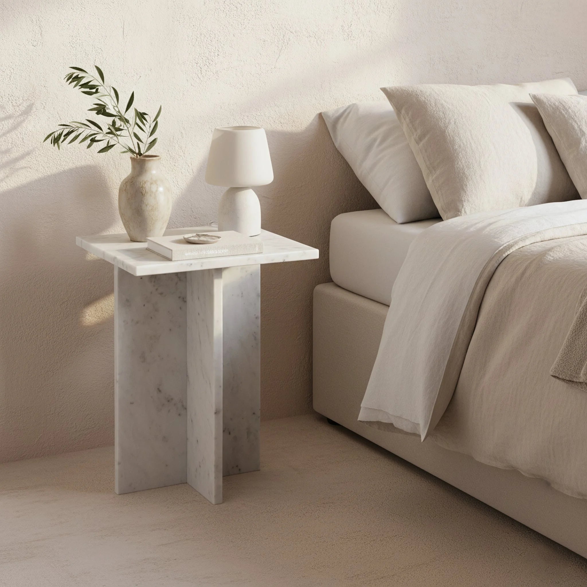 Table d’appoint carrée en marbre blanc veiné sculptural 35 cm minimaliste