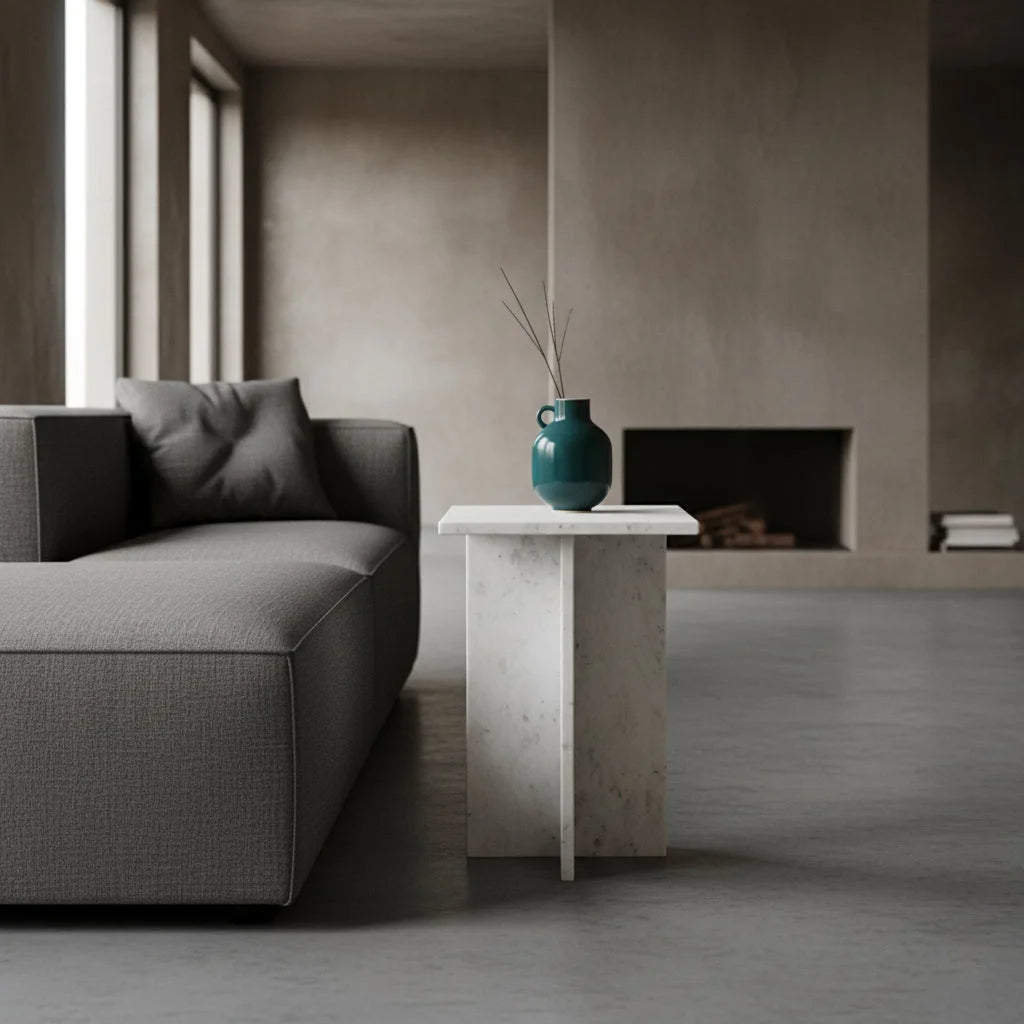 Vase céramique teal lustré avec anse, près de table carrée marbre blanc veiné 35 cm
