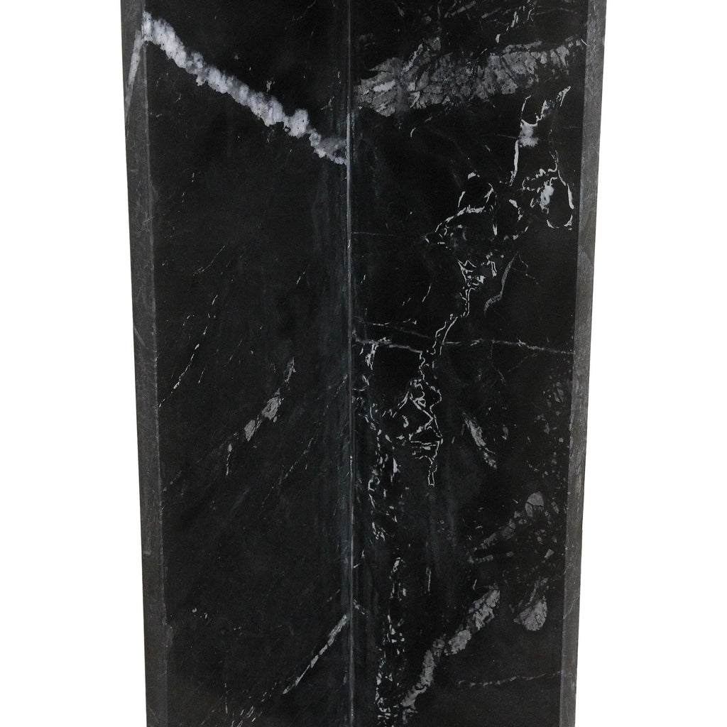 Table d’appoint carrée en marbre noir veiné à piètement croisé sculptural