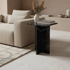 Table d’appoint carrée en marbre noir veiné avec piètement croisé sculptural