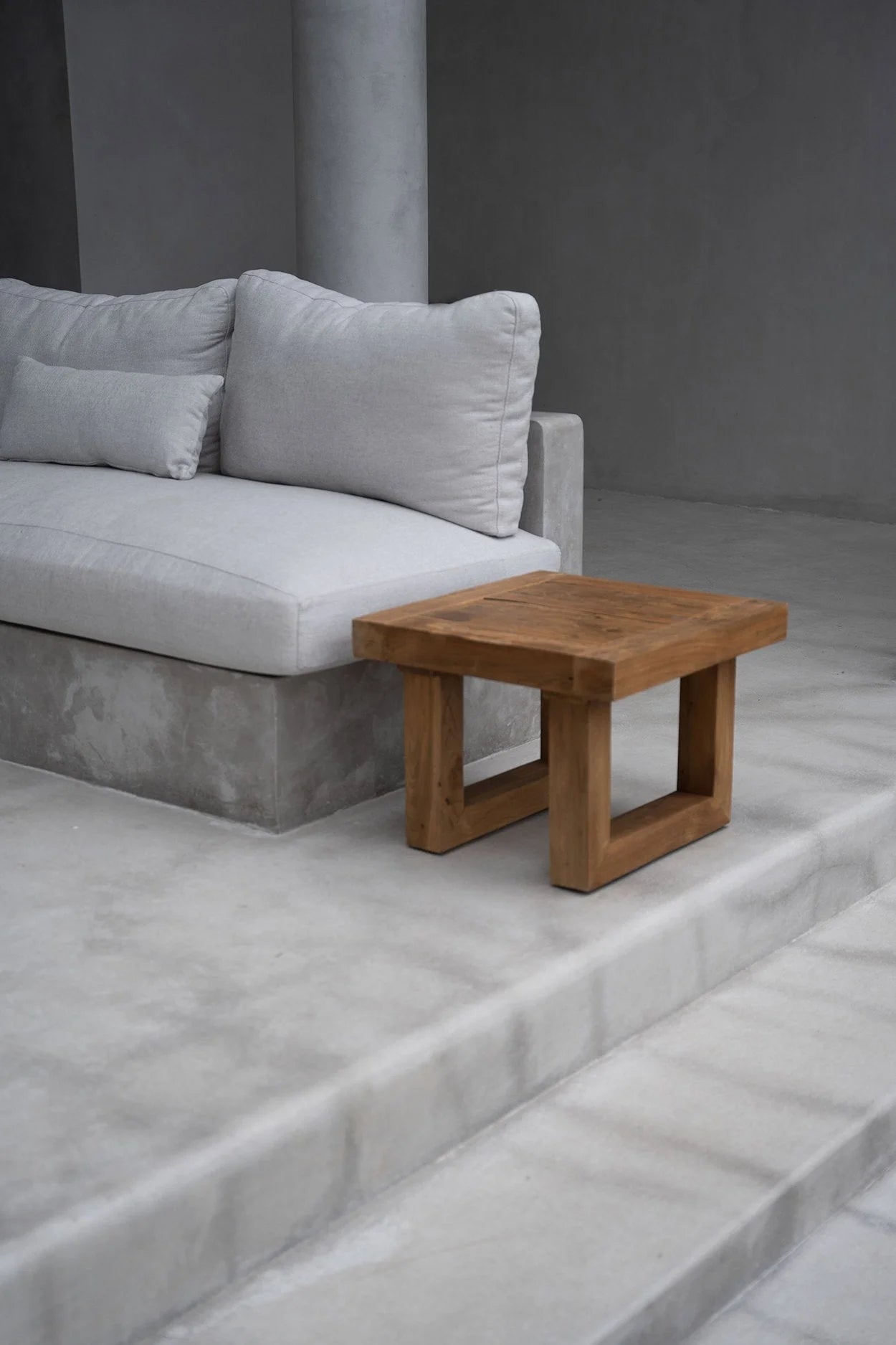 Table d’appoint carrée en teck recyclé – Finition naturelle – 50x50 cm