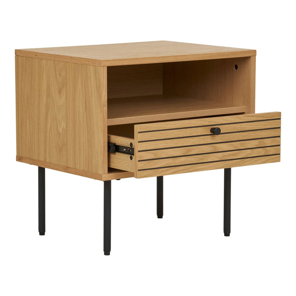 Table d’appoint moderne en chêne avec tiroir ajouré et pieds métal noir