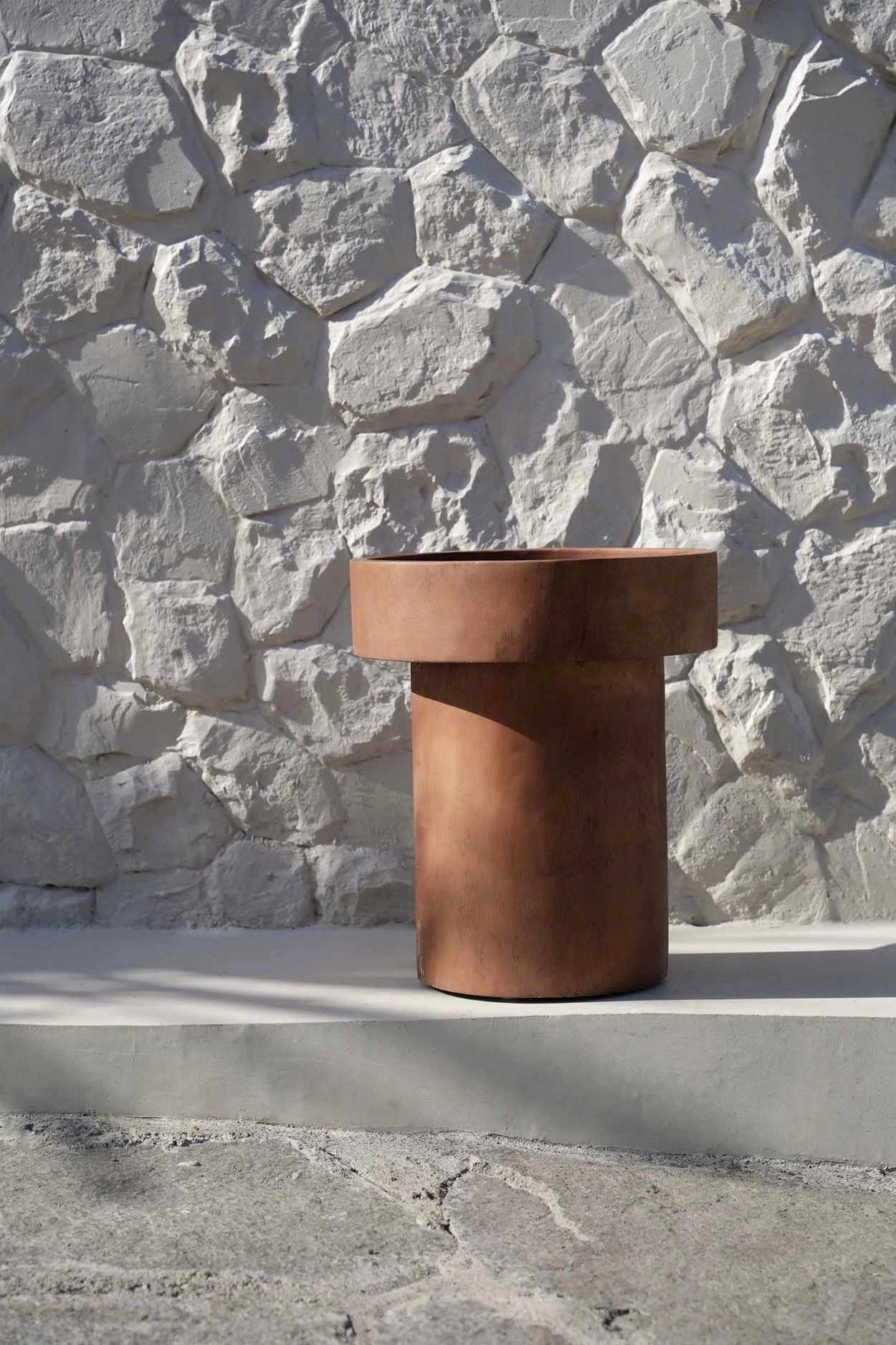 Pot en terre cuite cylindrique avec bord large plat et table d’appoint en bois de suar Ø40 cm