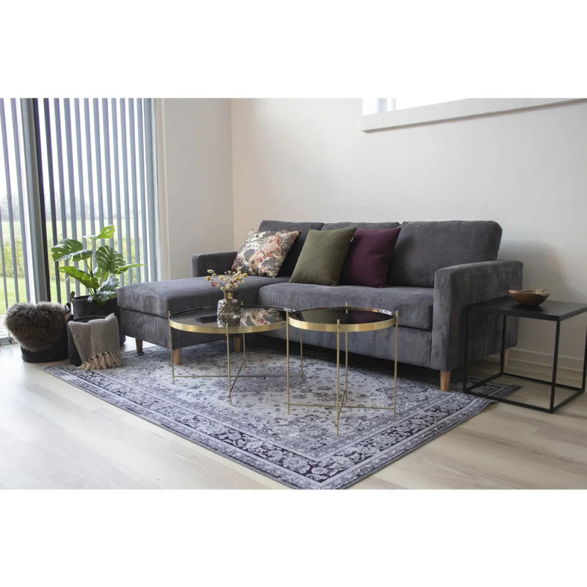 Canapé sectionnel gris velours avec coussins à motifs