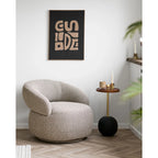 Fauteuil en tissu beige texturé, design rond moelleux