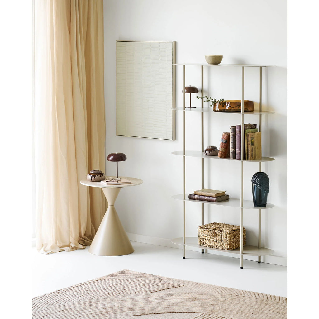 Étagère minimaliste moderne en métal fin avec étagères verre, livres, vases et panier tressé