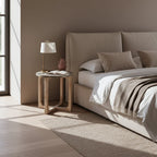 Lit rond en marbre et bois naturel 50x50 cm avec lit beige et coussins