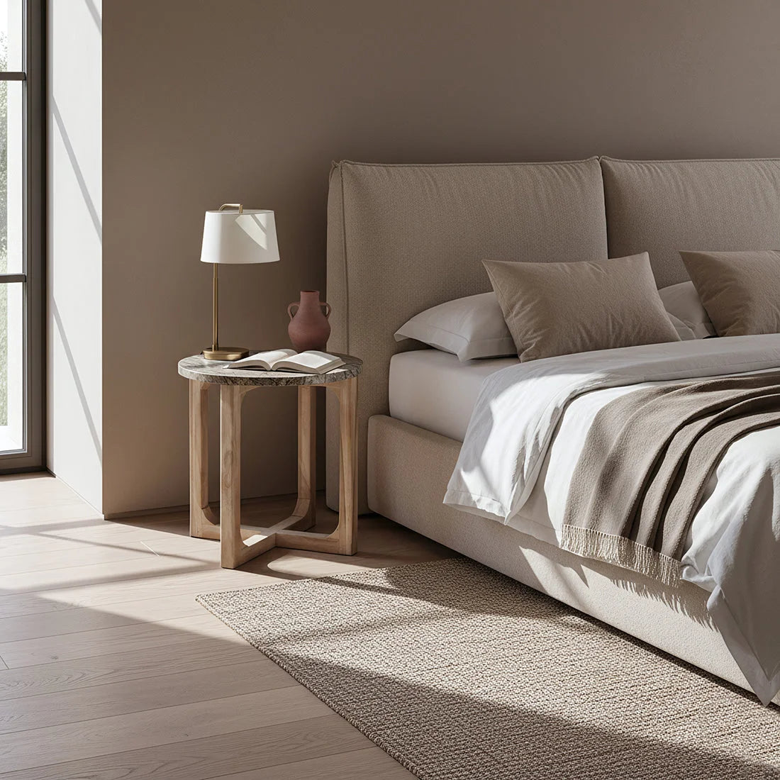 Lit rond en marbre et bois naturel 50x50 cm avec lit beige et coussins