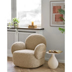 Fauteuil beige rond en tissu moelleux texturé, doux et confortable