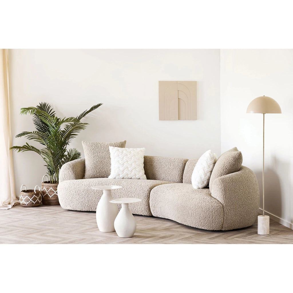 Canapé sectionnel courbé beige en tissu moelleux avec coussins blancs