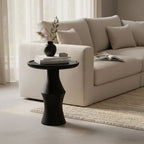 Table d’appoint ronde sculpturale en teck noir mat Ø50 cm pour salon