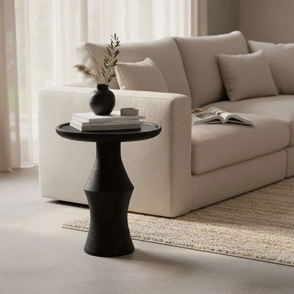 Table d’appoint ronde sculpturale en teck noir mat Ø50 cm pour salon