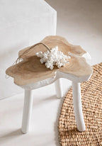 Table d appoint en teck forme organique blanc naturel avec plateau en bois naturel et pieds blancs