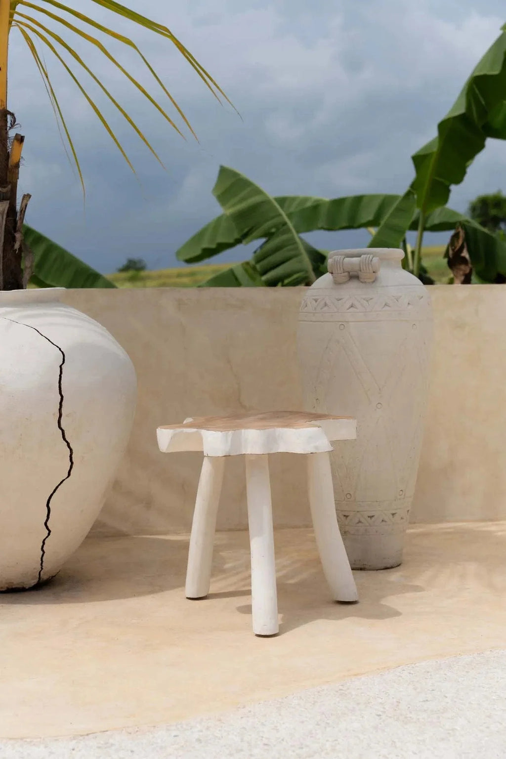 Tabouret en teck blanc naturel avec design à bord naturel et quatre pieds robustes