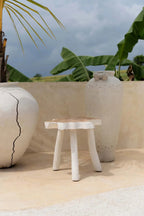 Tabouret en teck blanc naturel avec design à bord naturel et quatre pieds robustes