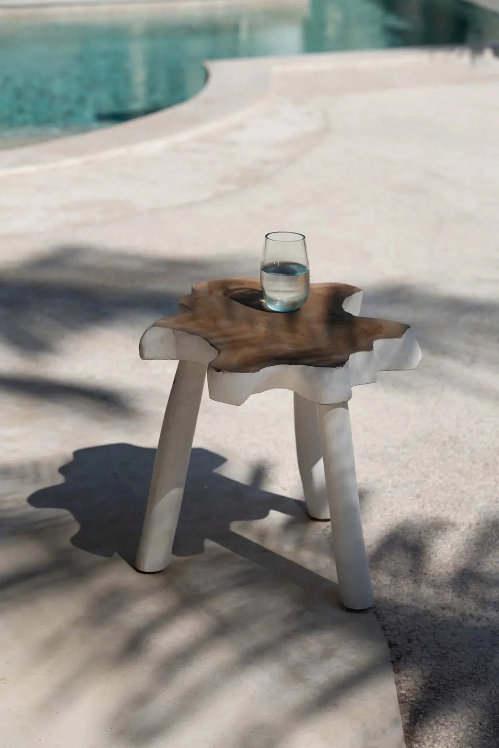 Table dappoint en teck naturel avec jambes courbes et finition bois organique