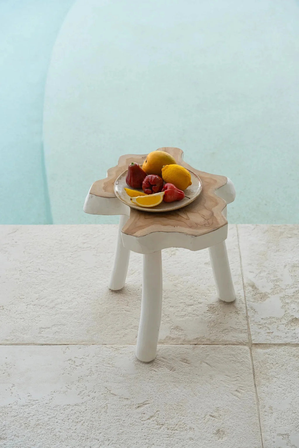 Tabouret en forme d étoile blanche avec plateau en marbre et pieds en plastique