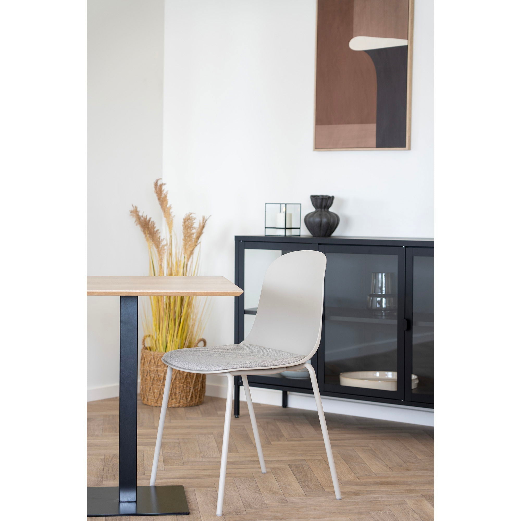 Chaise blanche moderne minimaliste avec pieds métal fins