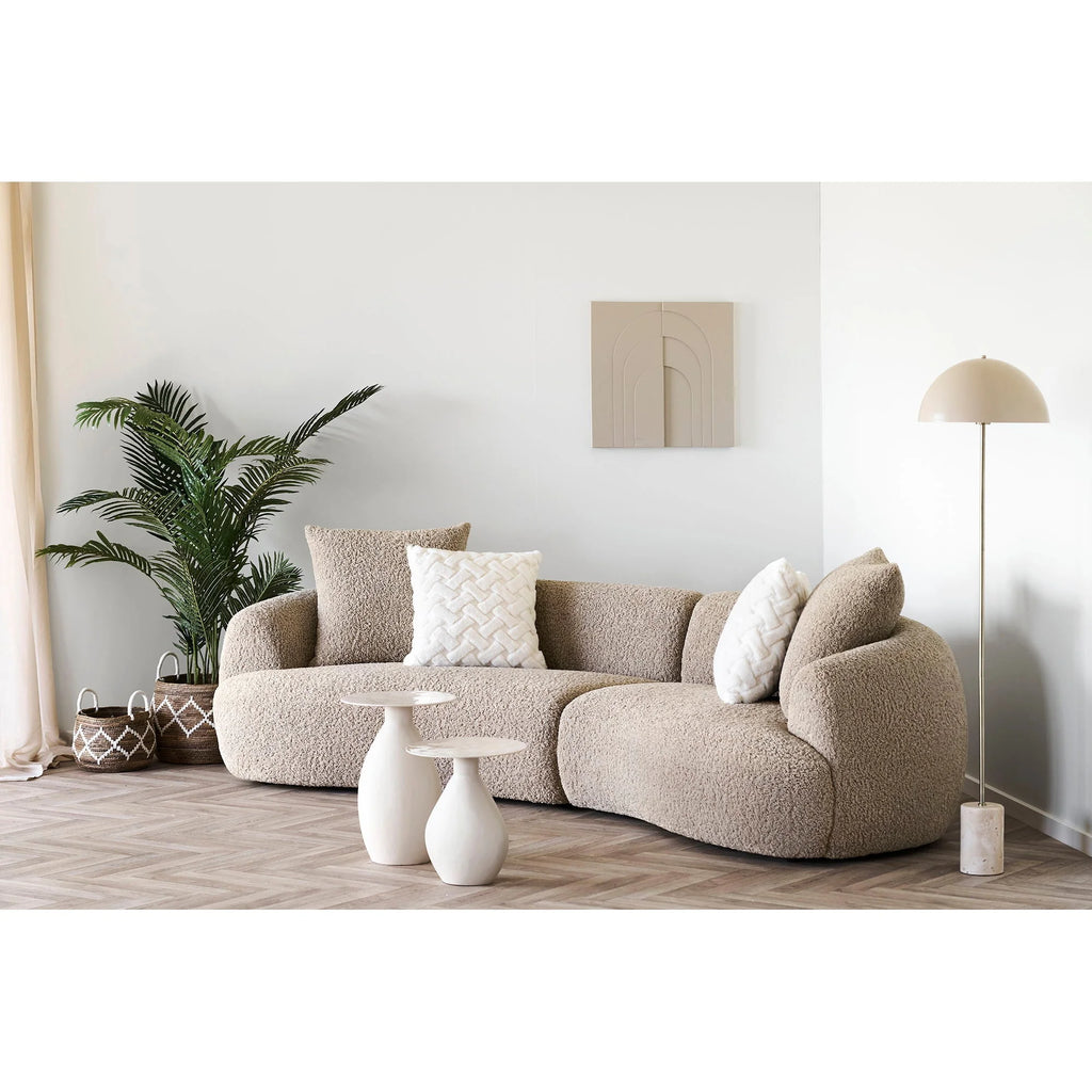 Canapé sectionnel beige incurvé en velours doux avec coussins