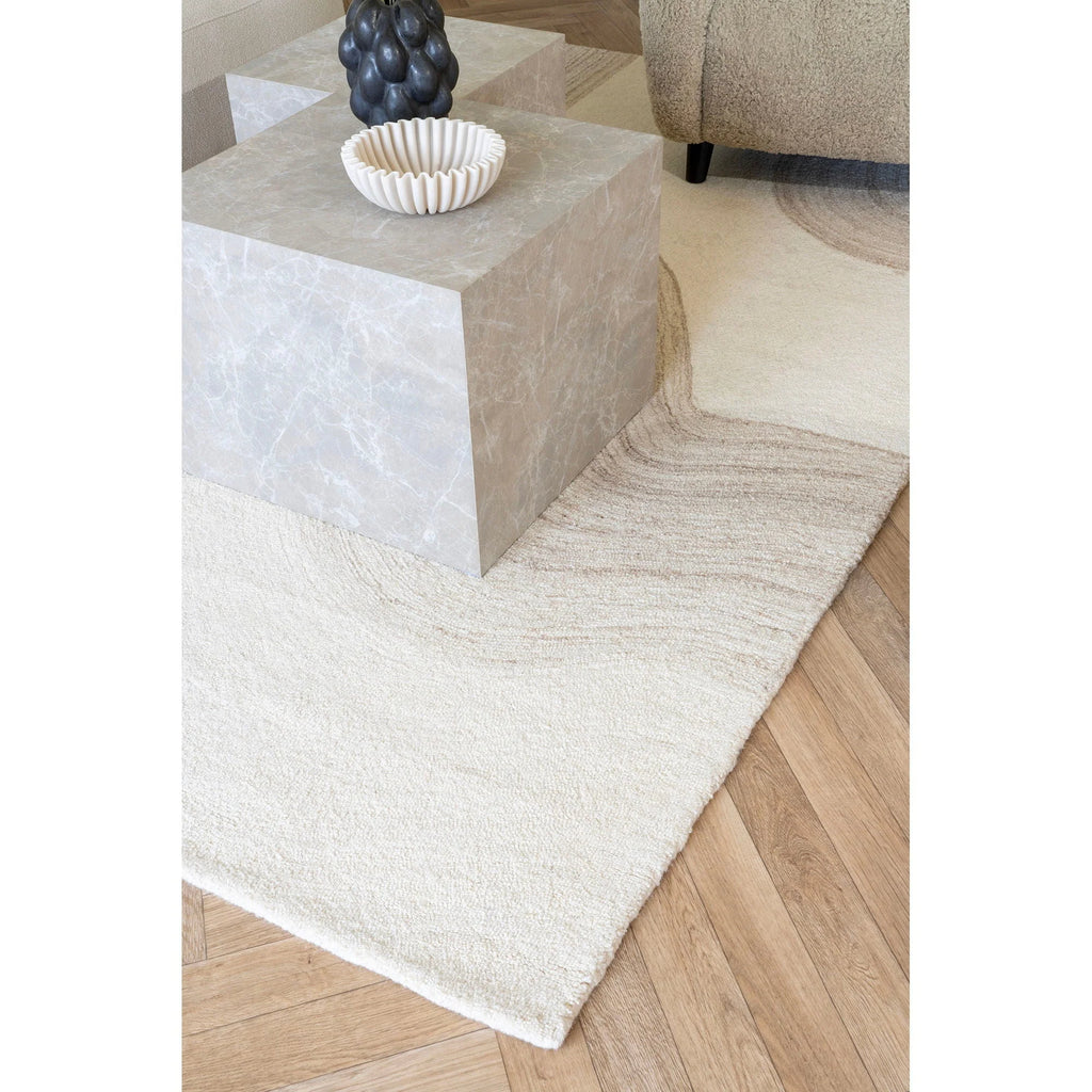 Tapis crème moelleux texturé avec motif ondulé subtil, effet marbre beige