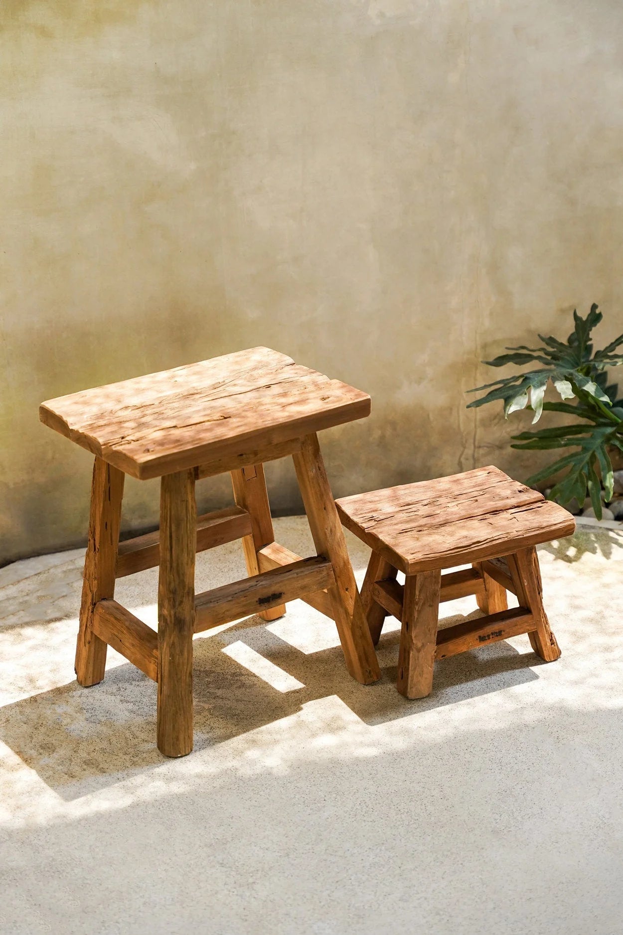 Tabouret bas rectangulaire en teck recyclé avec grain et imperfections naturelles