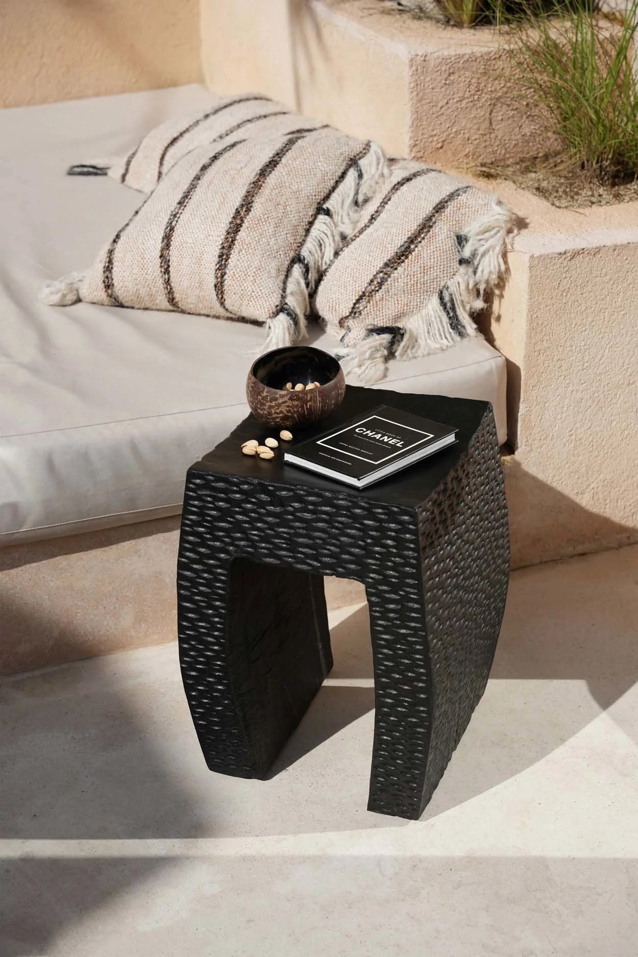 Tabouret en bois de suar noir forme U et assise tressée