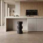 Tabouret en teck noir colonne H65 cm, design anneaux empilés cylindrique