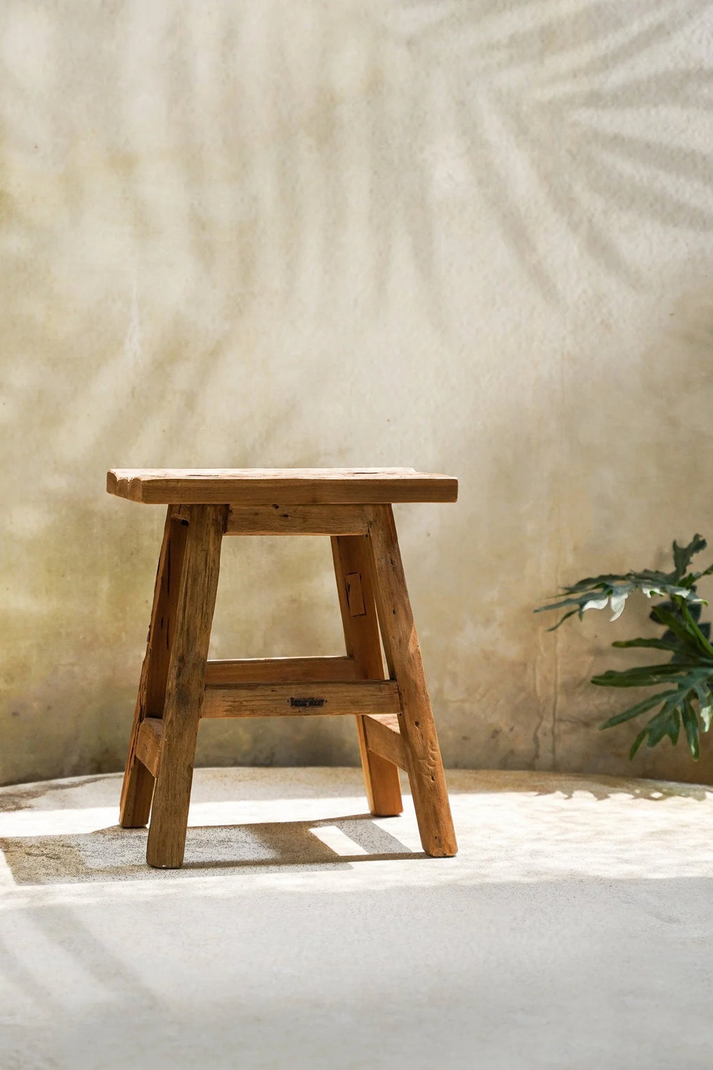 Tabouret en teck recyclé finition naturelle rustique – 40x30 cm