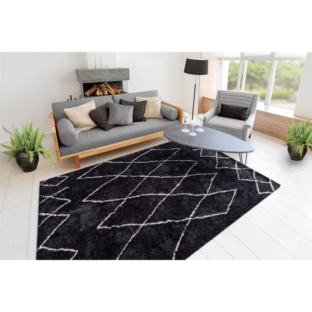 Tapis berbère à poils longs anthracite avec motifs losanges géométriques blancs