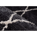 Tapis berbère à poils longs anthracite avec motifs losanges géométriques, gros plan