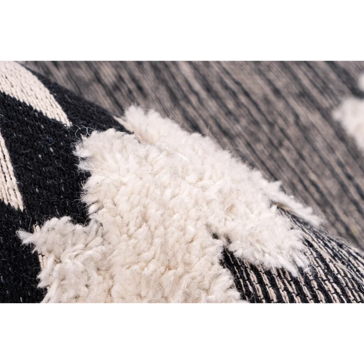 Tapis ethnique rectangulaire noir et blanc en coton avec motifs losanges et texture shaggy