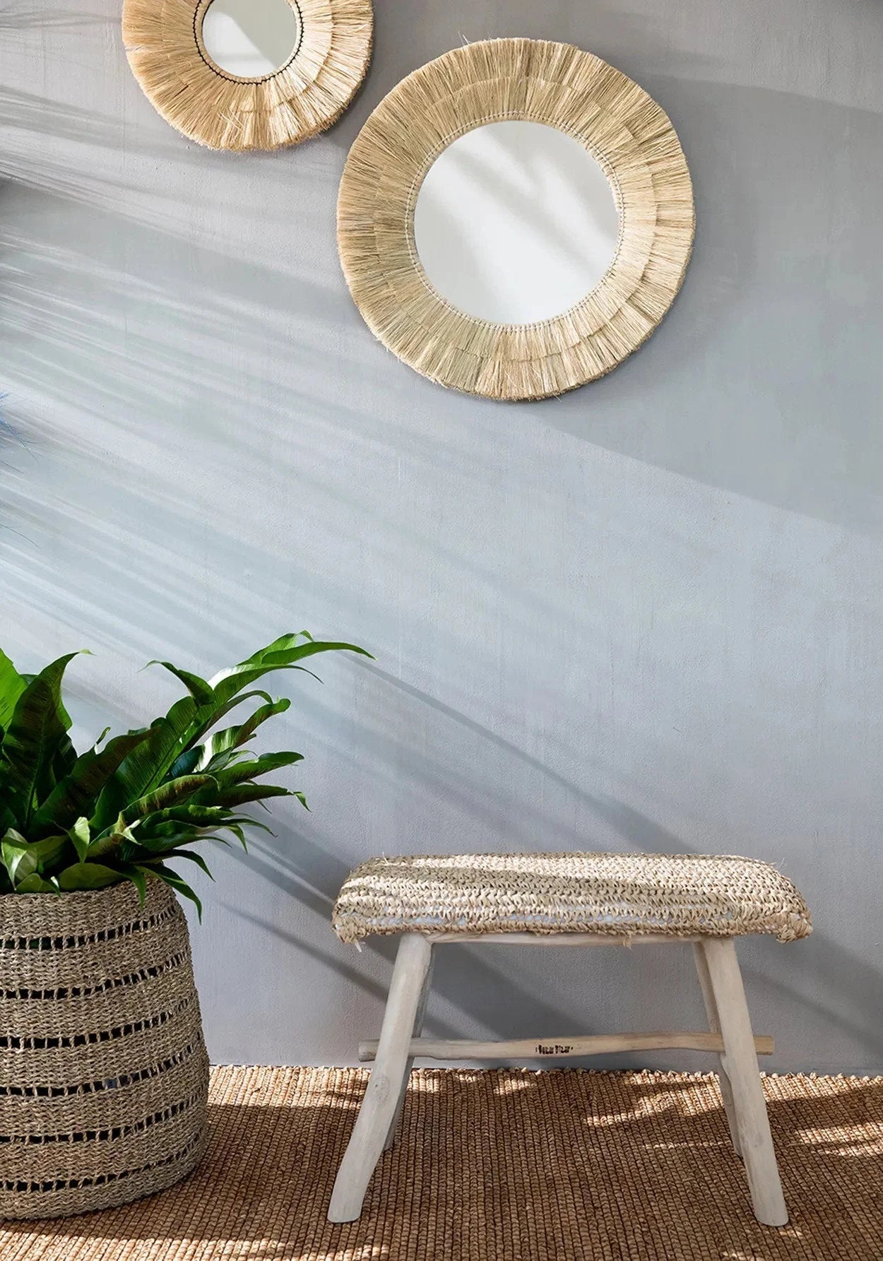 Miroirs ronds avec cadres en raffia tissé, parfaits pour une décoration naturelle