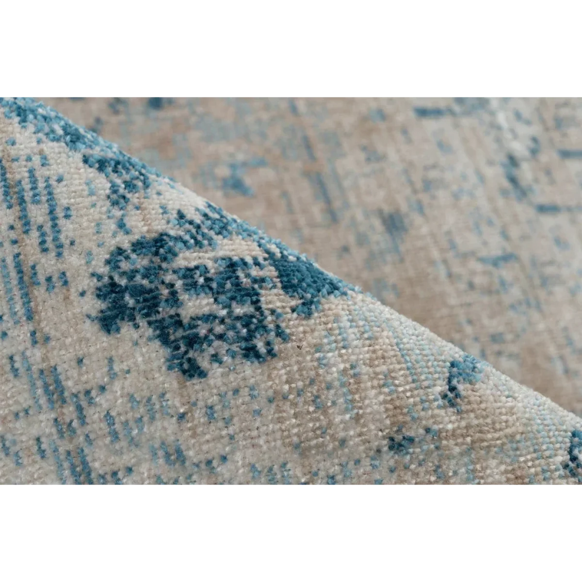 Premier plan d un tapis rectangulaire oriental bleu à effet vieilli en tissu