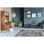 Tapis oriental rectangulaire bleu et écru effet vieilli dans un salon éclectique avec fauteuils verts