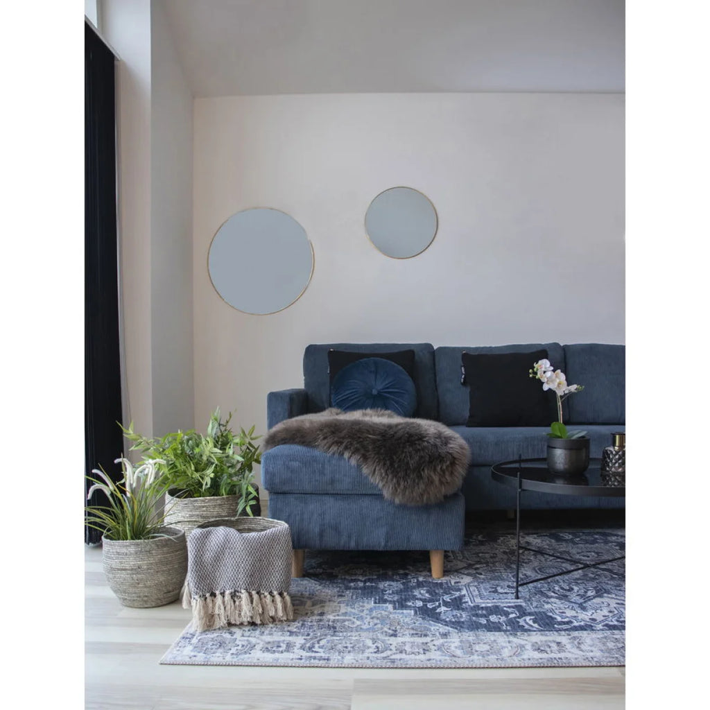 Canapé bleu capitonné avec coussins bleus foncés sur tapis persan bleu polyester 160x230 cm