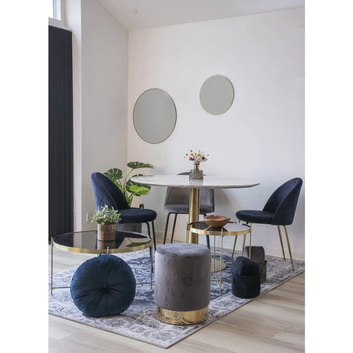 Pouf en velours bleu marine avec base métallique dorée, tapis persan bleu polyester 160x230 cm rectangulaire