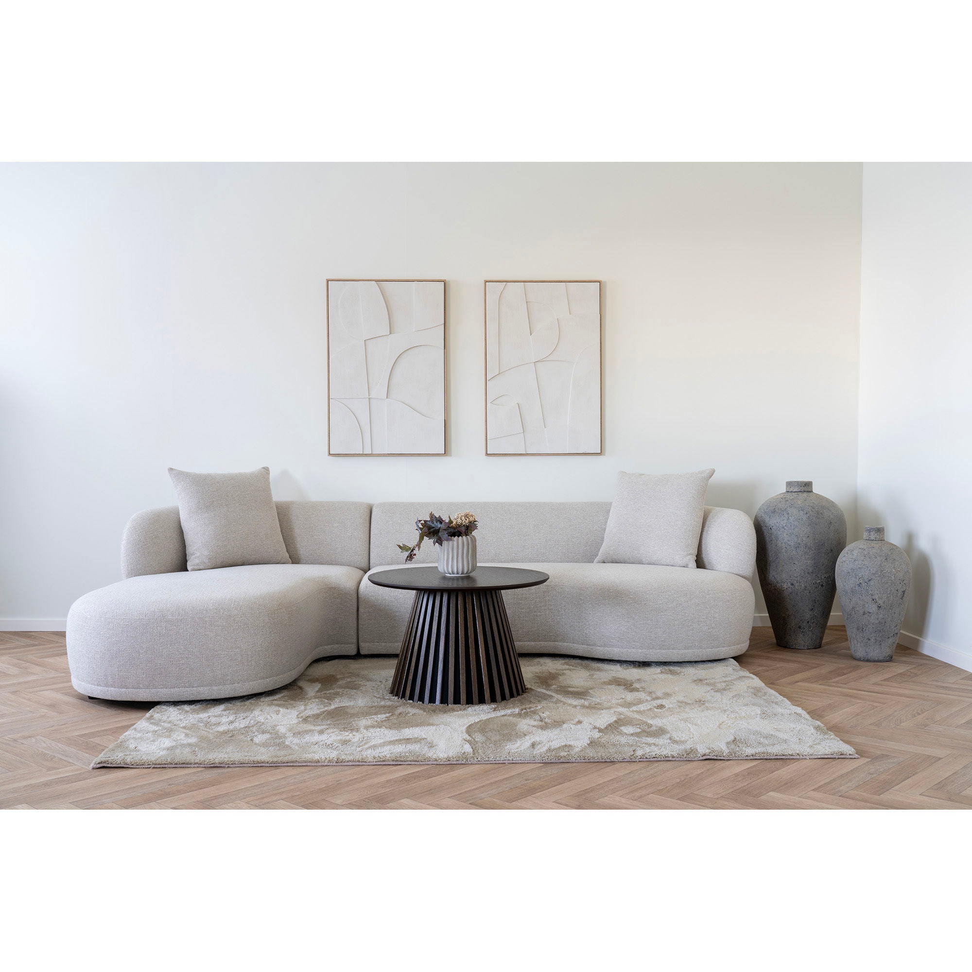 Canapé sectionnel beige aux contours arrondis et coussins moelleux en polyester sable 160x230 cm