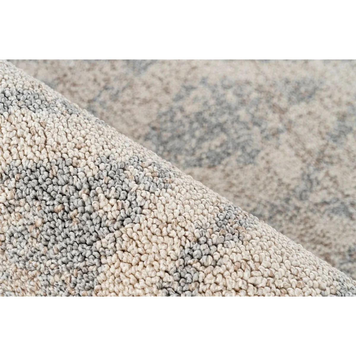 Premier plan d’un tapis rectangulaire beige à motifs losanges gris 120x170 cm
