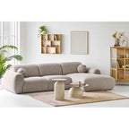 Canapé sectionnel en tissu beige texturé avec accoudoirs ronds et coussins assortis