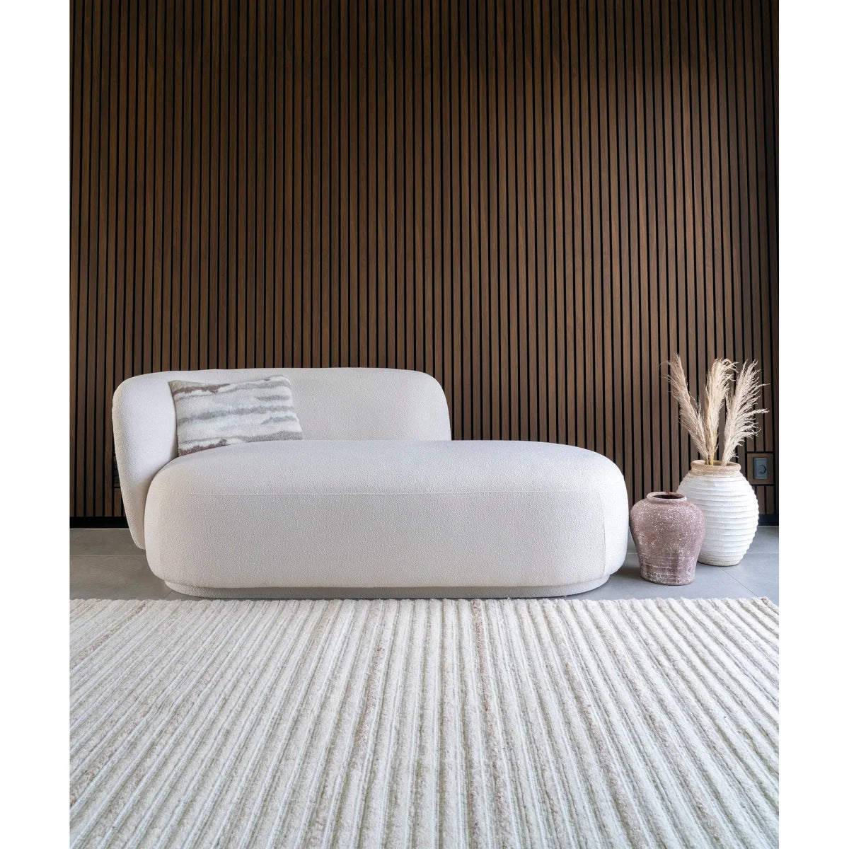 Chaise longue moderne blanche capitonnée en tissu texturé minimaliste avec tapis rectangulaire fait main en laine ivoire rayée 160x230 cm