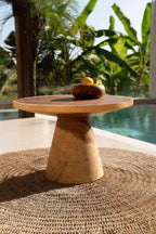 Table d’appoint en bois avec dessus marron foncé et base conique claire dans style bohème
