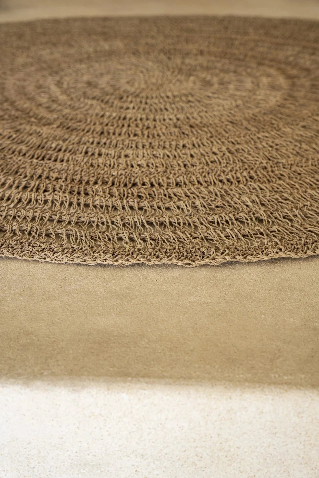 Tapis rond en jonc de mer naturel 100 cm style bohème, coussin tissé à la main