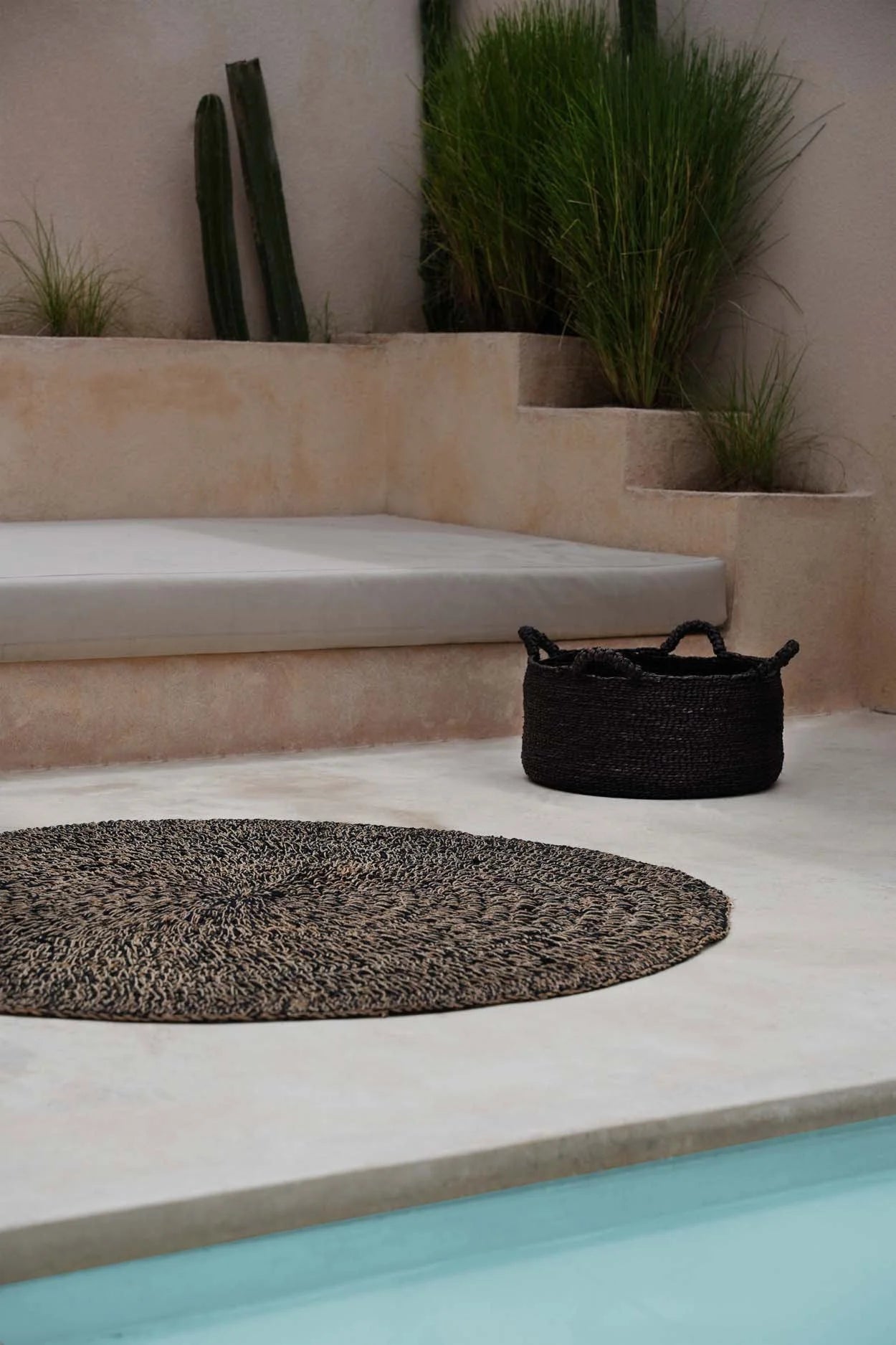 Tapis rond en jonc de mer noir 150 cm avec texture tissée sombre et chaleureuse