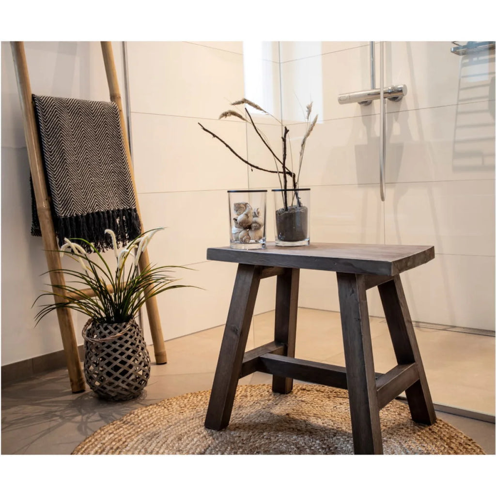 Tabouret en bois gris foncé rustique avec tapis rond en jute Ø90 cm